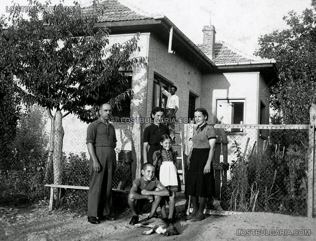 Семейство пред дома си, Червен бряг, 1941 г.
