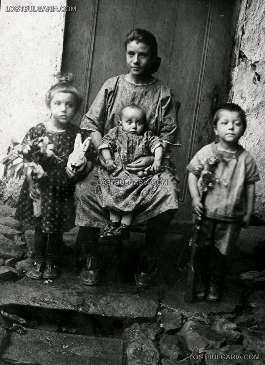 Младо момиче със своите брат и сестри пред прага на дома им, Белово, 1924 г.