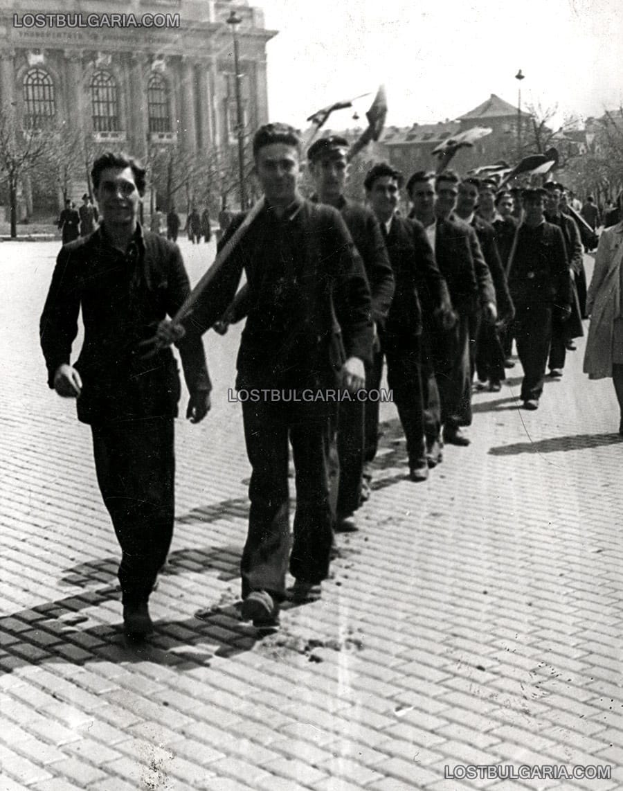 София, 1945 г., студентска бригада на път за разчистване на руини от бомбардировките