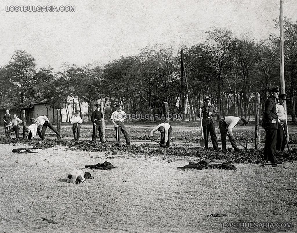 Кандидат-офицери разкопават двора на поделението, 20-те години на ХХ век