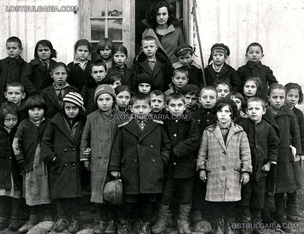 Млада учителка със своя клас, 30-те години на ХХ век