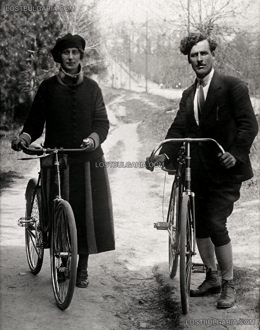 Млада двойка с велосипеди и туристическо облекло на бъдещия бул. "Драган Цанков", София, 1924 г.