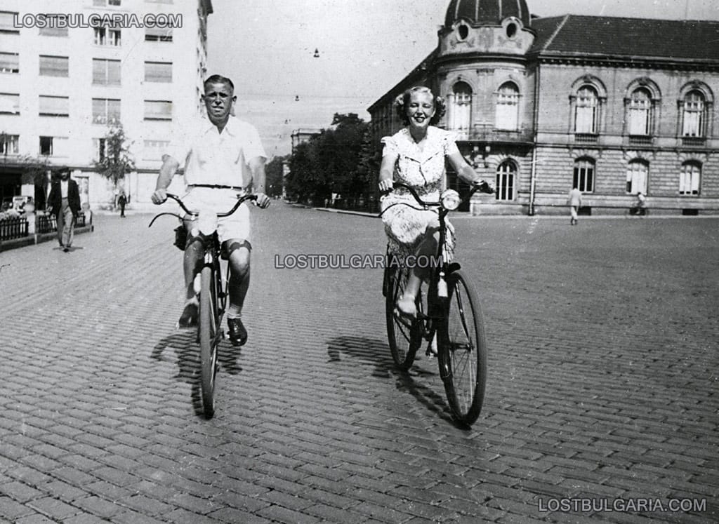 Семейна двойка на велосипеди по булевард "Цар Освободител", София, краят на 40-те години на ХХ век