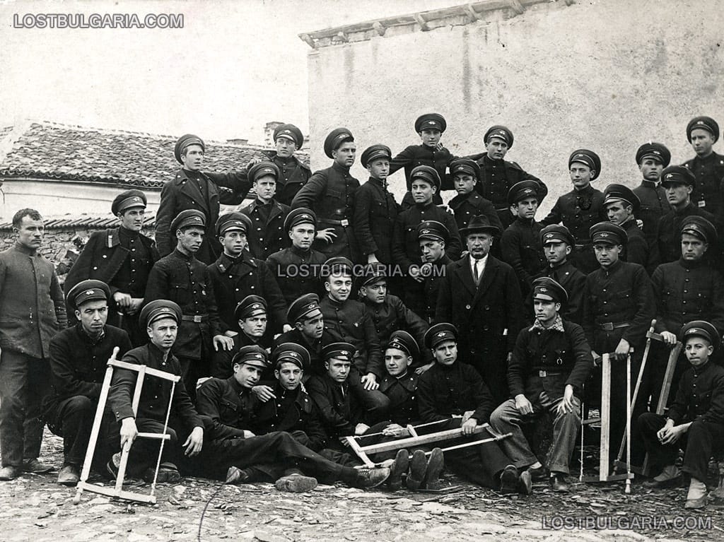 Ученици от седми клас по време на трудово обучение, Стара Загора, 1929 г.