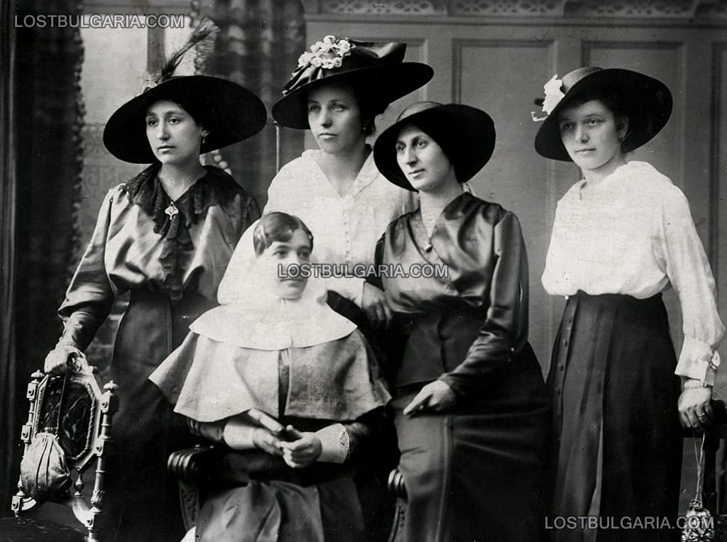 Портрет на четири модно облечени млади дами и една монахиня, началото на ХХ век