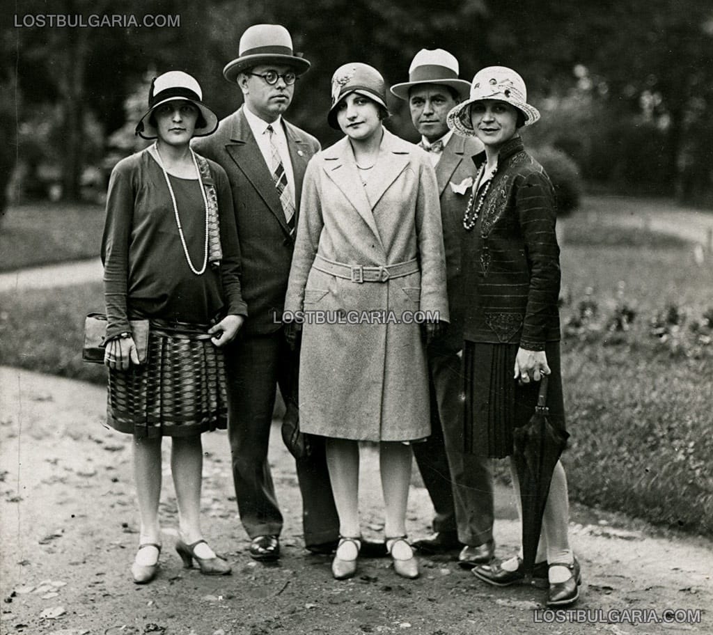 Модно облечени млади дами със своите кавалери, София, Борисовата градина, 1929 г.