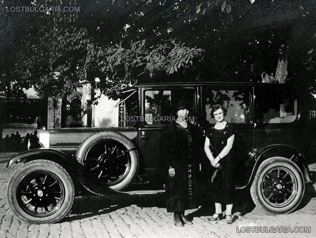 Елегантно облечени дами пред луксозен автомобил, 20-те години на ХХ век