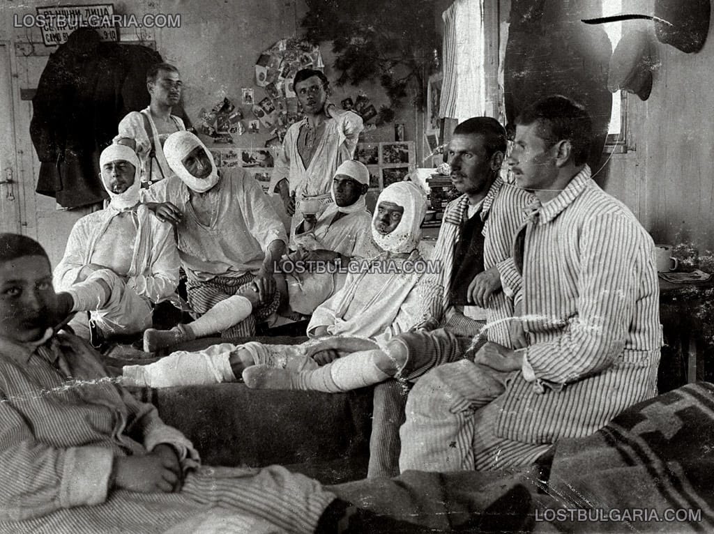 Ранени войници се възстановяват в Александровската болница в София, 1918 г.