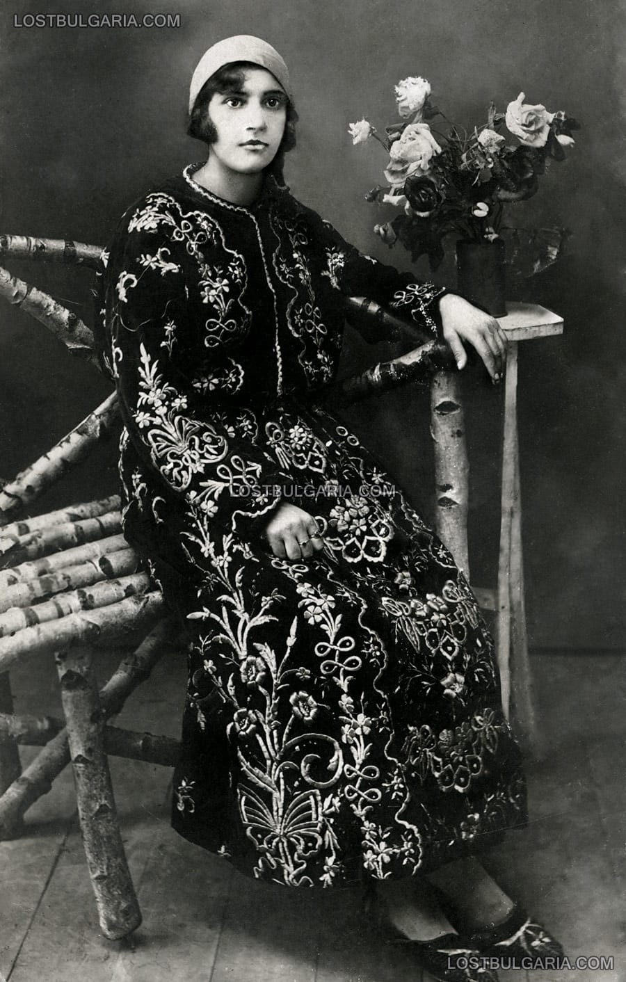 Младо еврейско момиче, облечено в характерна сефарадска носия, Дупница, 20-те години на ХХ век