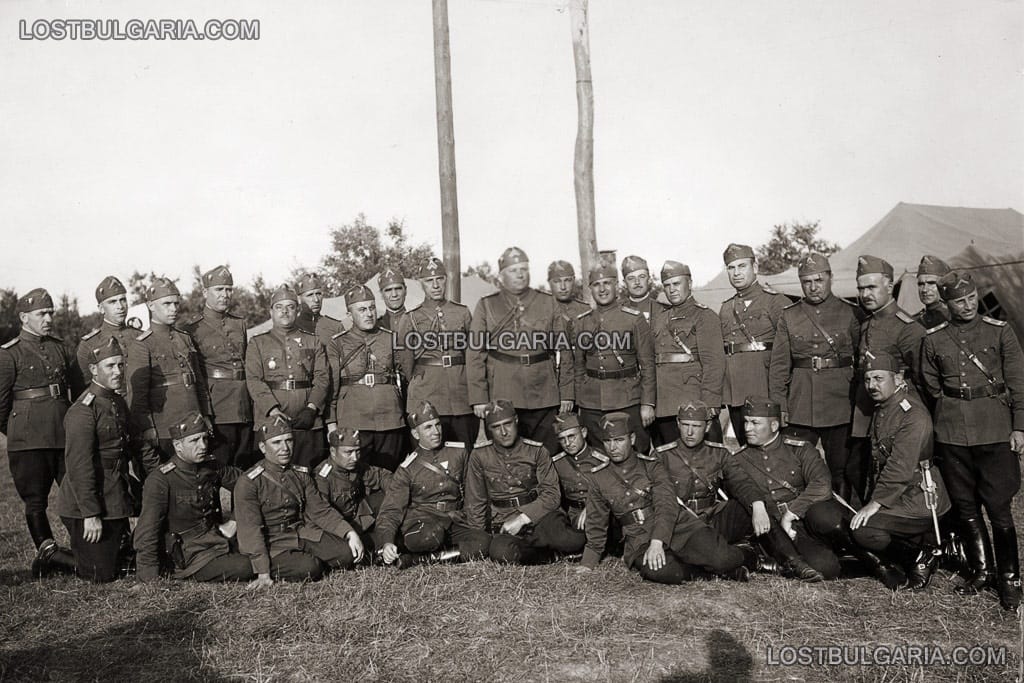 Военният министър генерал Христо Луков с офицери от командването на армията, маневрите 1937 г.