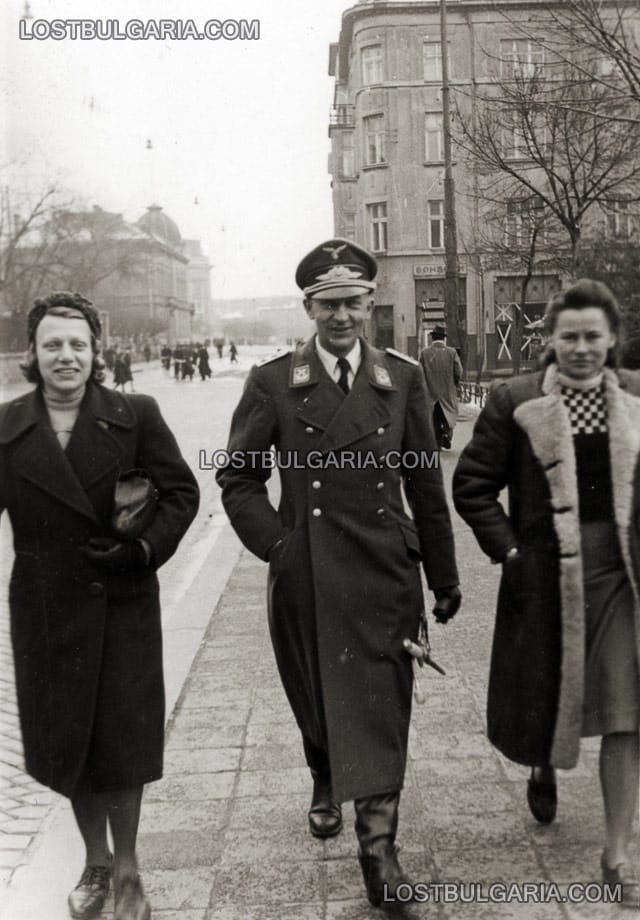 Офицер от Инженерния корпус на Луфтвафе на разходка по бул. "Цар Освободител" в София, 40-те години на XX век