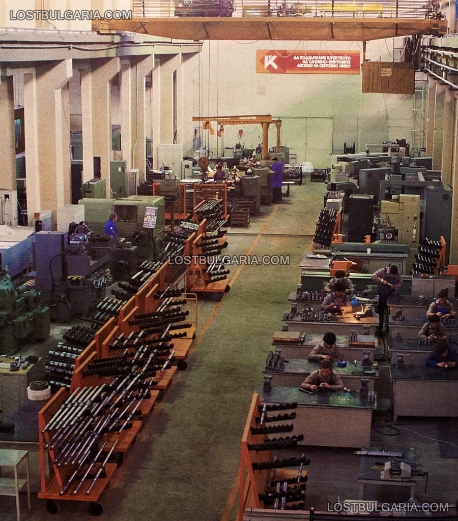 Производствен цех в ЗММ София (завод за металорежещи машини), 70-те години на ХХ век