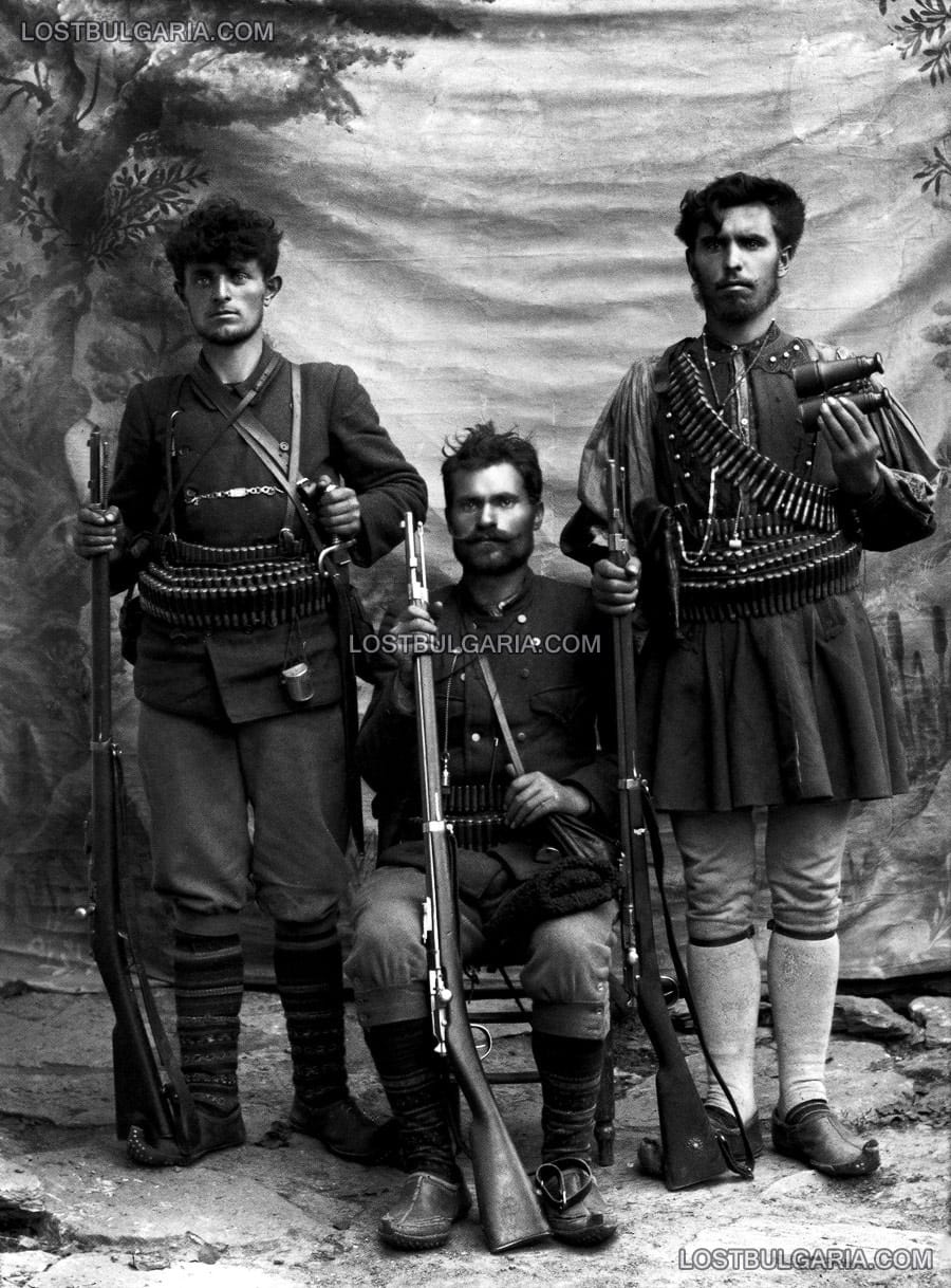 Войводите от ВМОРО Марко Иванов (дясно) и Манол Розов (седнал) -  участници в Илинденското въстание и Македоно-одринското опълчение