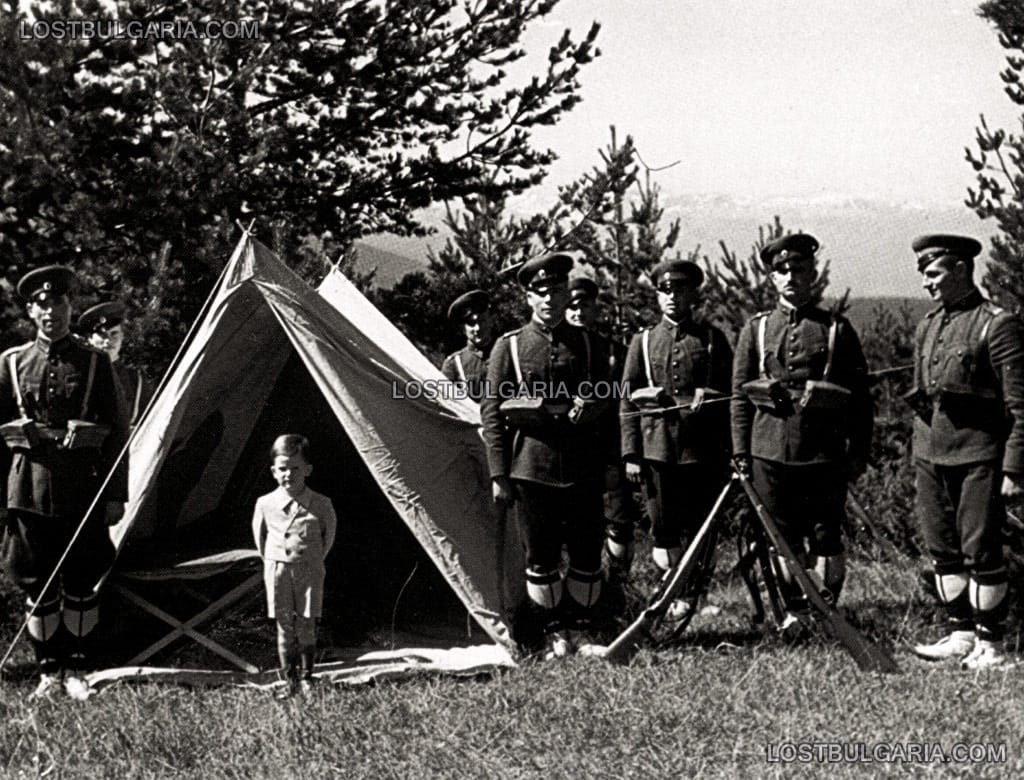 Престолонаследникът Симеон, Княз Търновски на военен лагер с охранителната рота, Чамкория (Боровец), лятото на 1943 г.
