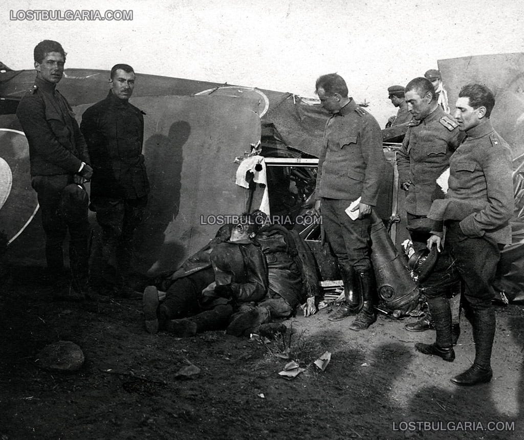 Български офицери пред останките от свален британски аероплан Armstrong Whitworth F.K.8 и неговия екипаж
