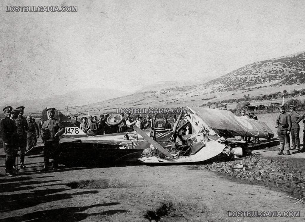 Български войници пред свален вражески аероплан, Южния фронт