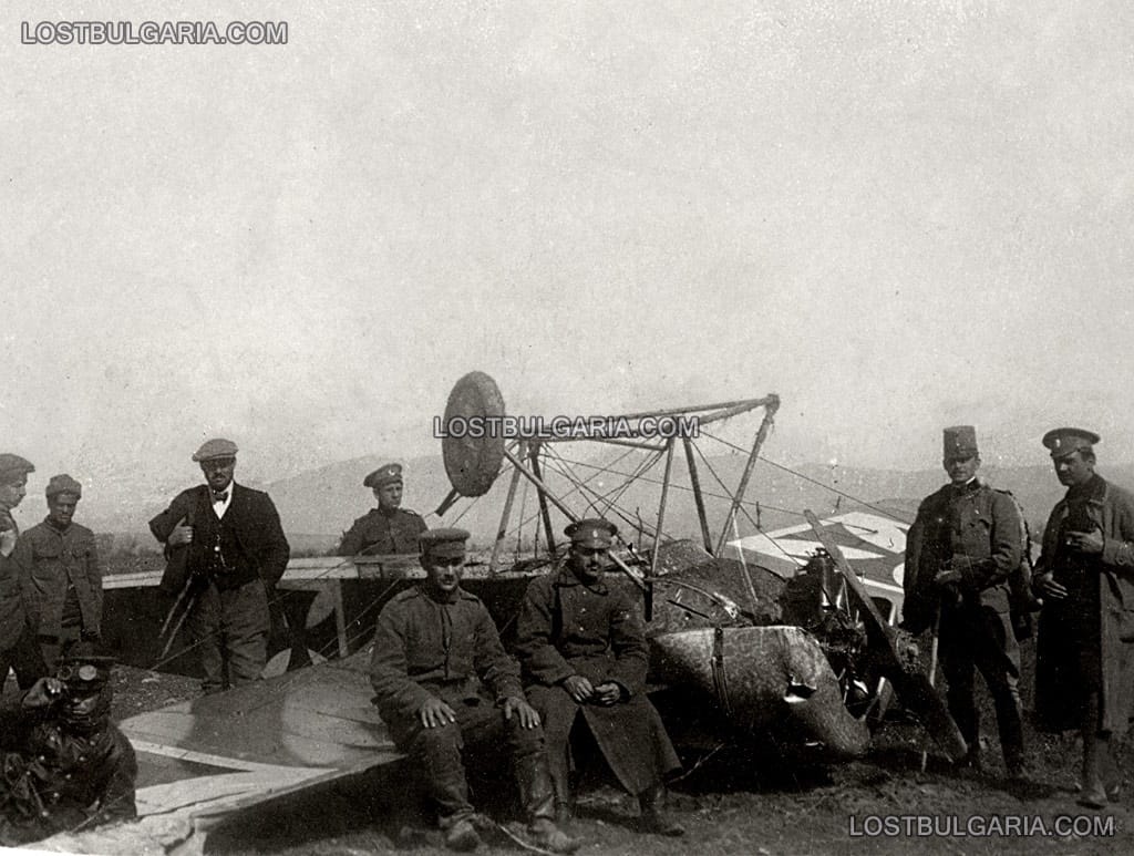 Български изтребител Фокер Е.III (Fokker E.III) след тежко приземяване, някъде по Южния фронт