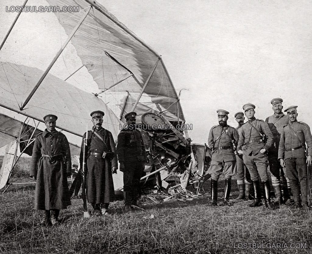 Български офицери и войници, охраняващи свален неприятелски аероплан