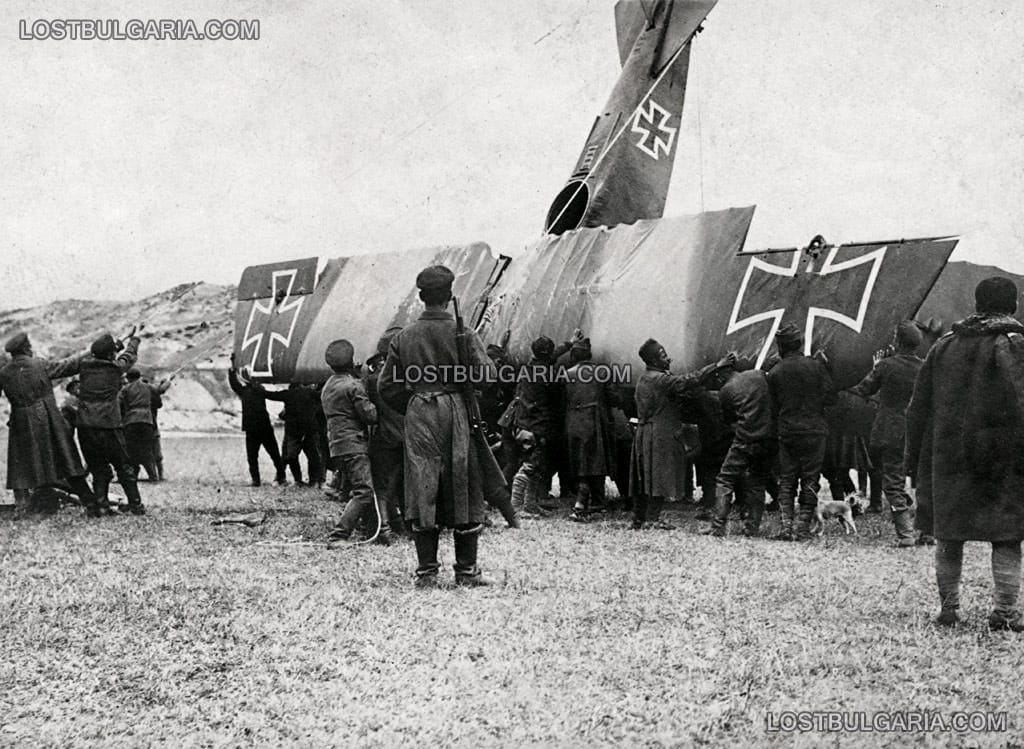 Войници спускат с въжета самолет, изправил се на нос при несполучливо кацане, Южния фронт