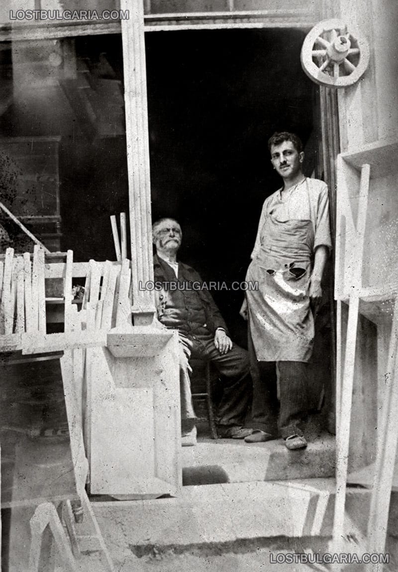 Дърводелци на прага на работилницата си, 30-те години на ХХ век