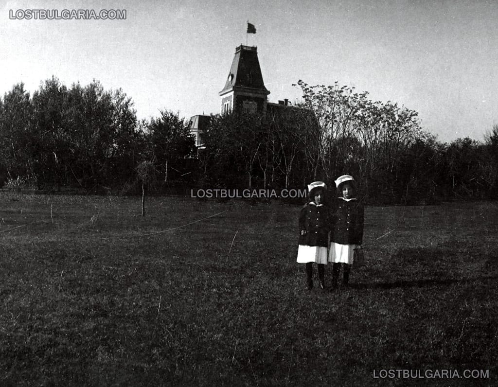 Княгините Надежда и Евдокия в парка на двореца "Евксиноград", Варна, началото на ХХ век
