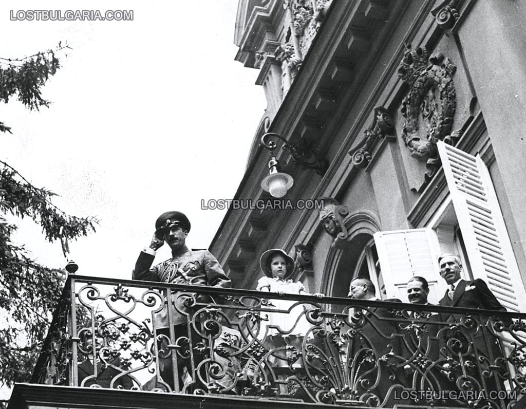 София, Н.В.Цар Борис и княгиня Мария Луиза на балкона на Двореца, крайният вдясно - Спас Ганев, министър на обществените сгради, пътищата и благоустройството, края на 30-те години на ХХ век