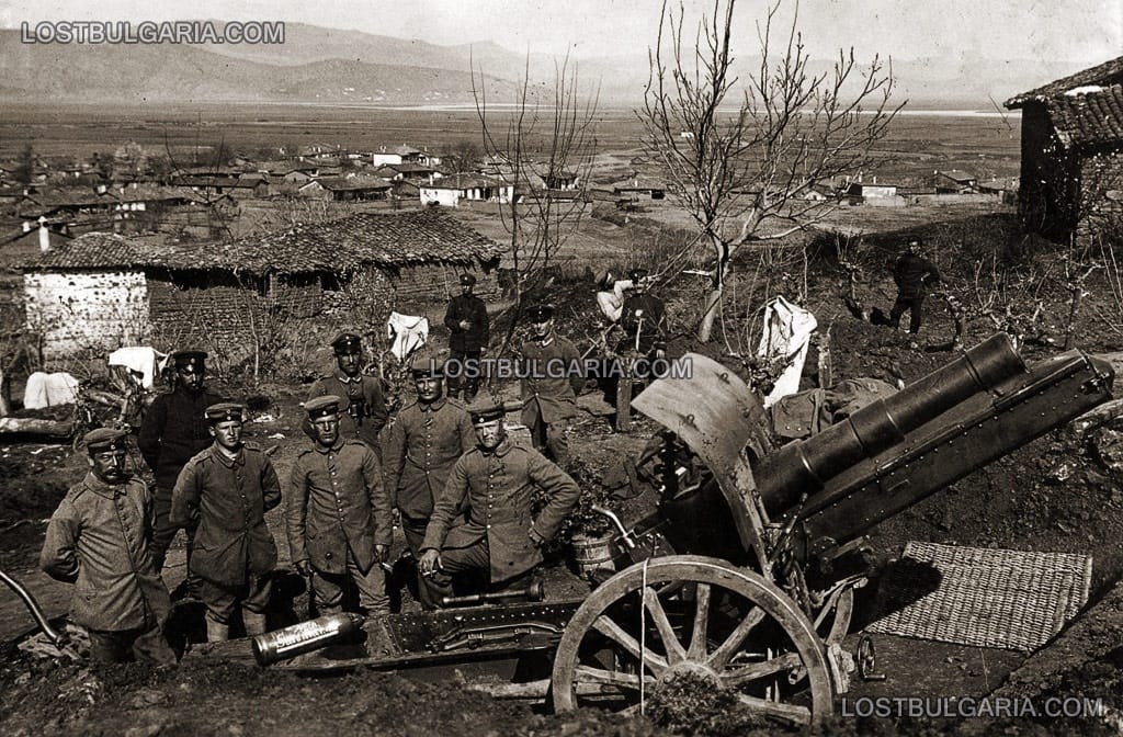 Български и германски офицери край немско гаубично оръдие на позиция до с. Мързенци, Гевгелийско