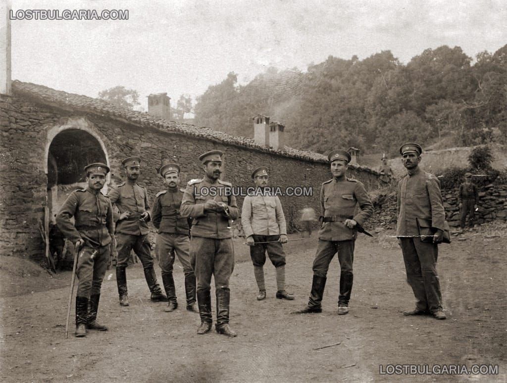 Български офицери пред манастира "Св. Йоан Предтеча" при с. Слепча, Битолско, 1917 г.