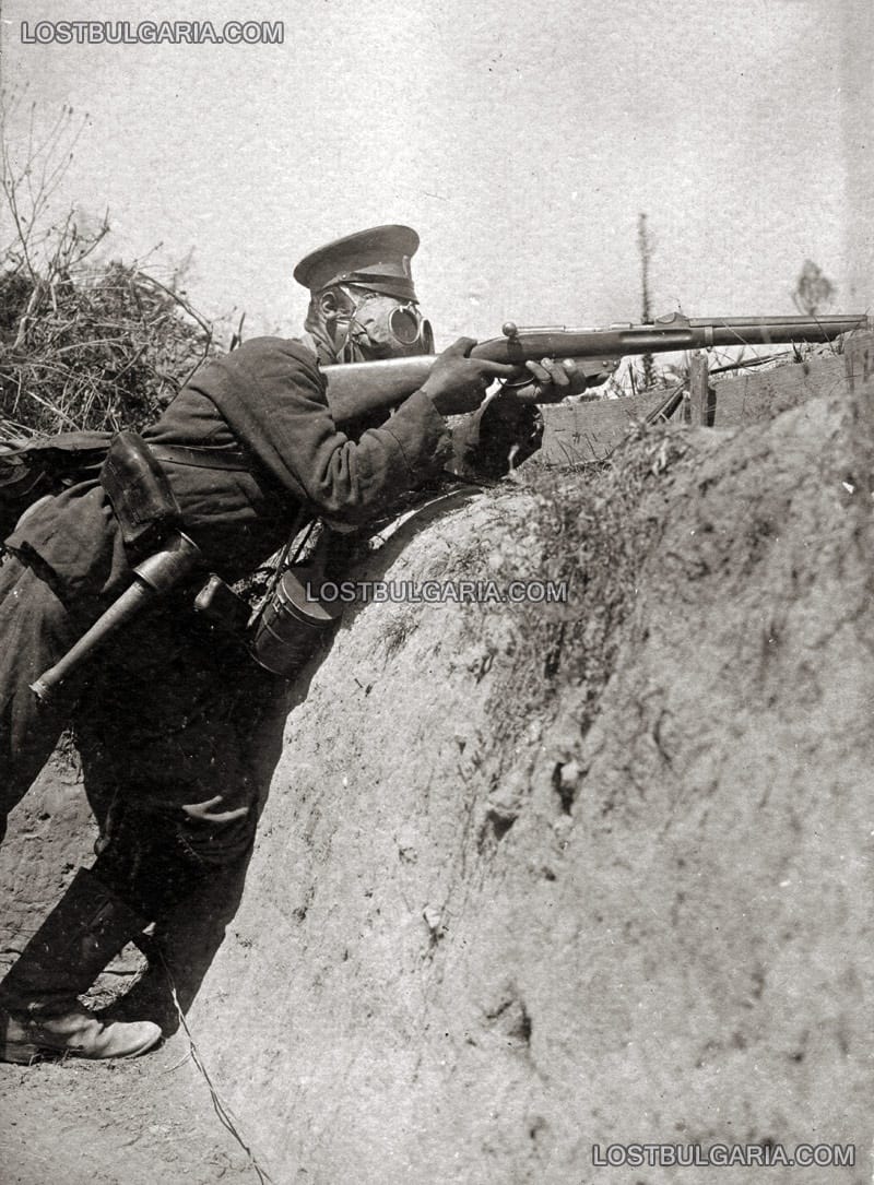 Стрелба от окоп, с газова маска. Южния фронт, 1917 г.