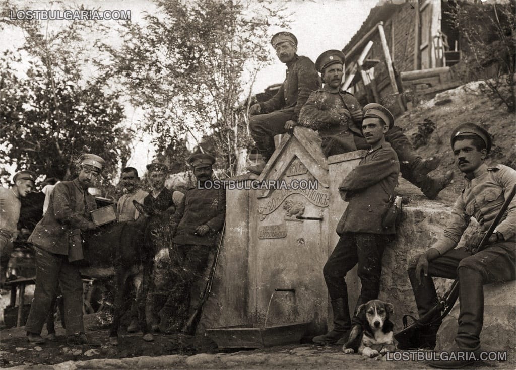 Санитари и офицери до чешмата на 20-ти пехотен Добруджански полк