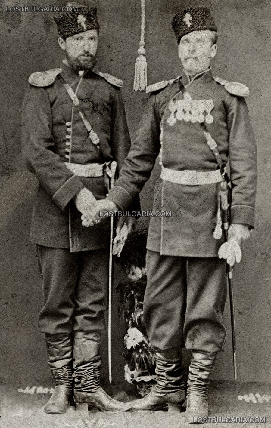 Офицери от армията на Княжество България, облечени в парадни униформи модел 1879 г., град Сливно (Сливен)