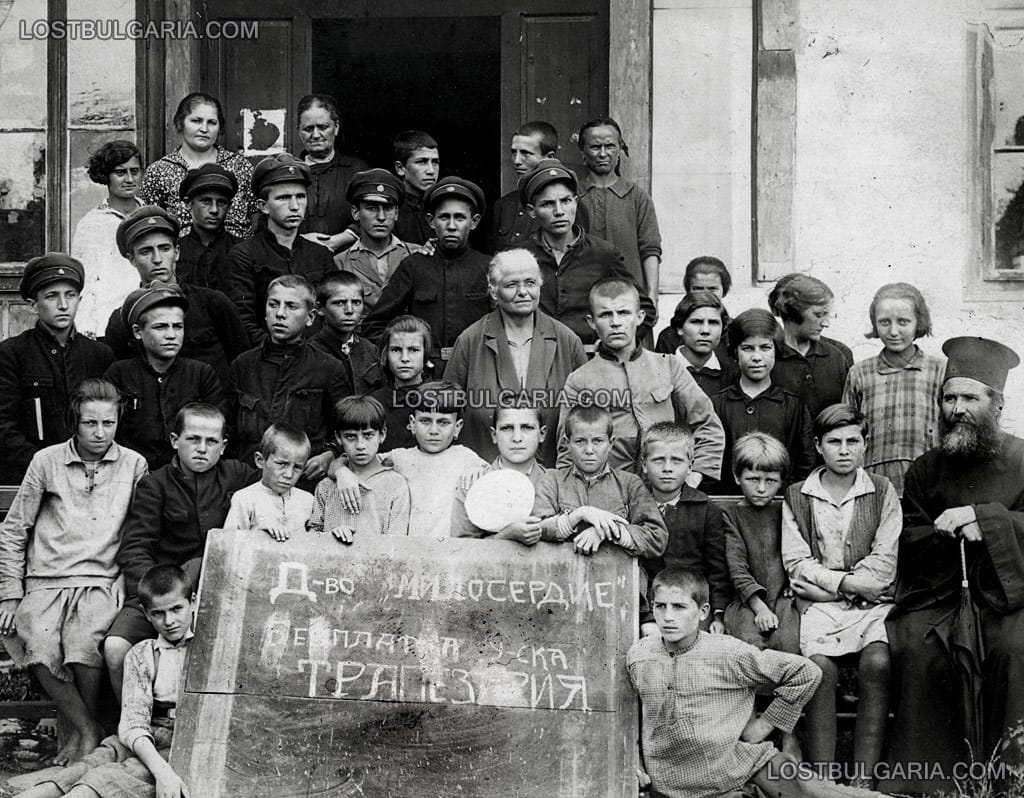 Безплатна ученическа трапезария към дружество "Милосърдие", Враца, 20-те години на ХХ век