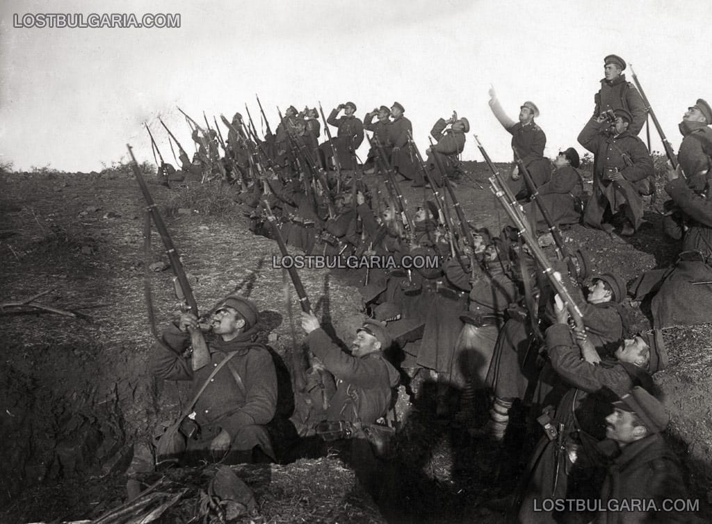 Пехотинци в готовност за залп срещу противников аероплан, Южния фронт