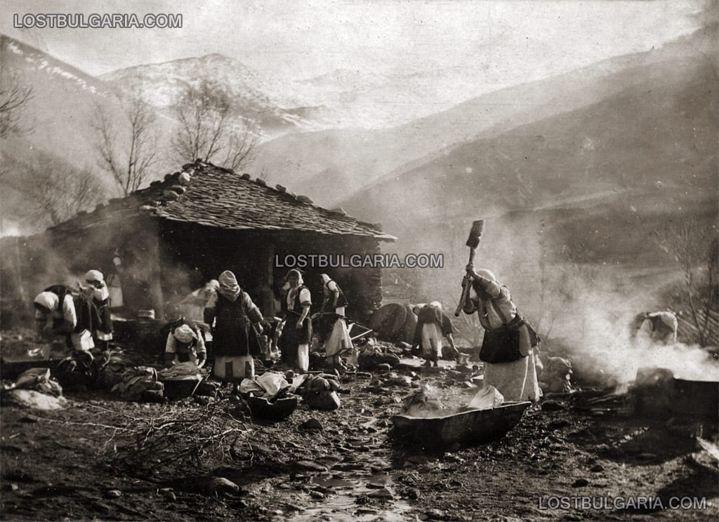 Жени перат на изворите до с. Прилепец, близо до Прилеп, Южния фронт, 1918 г.