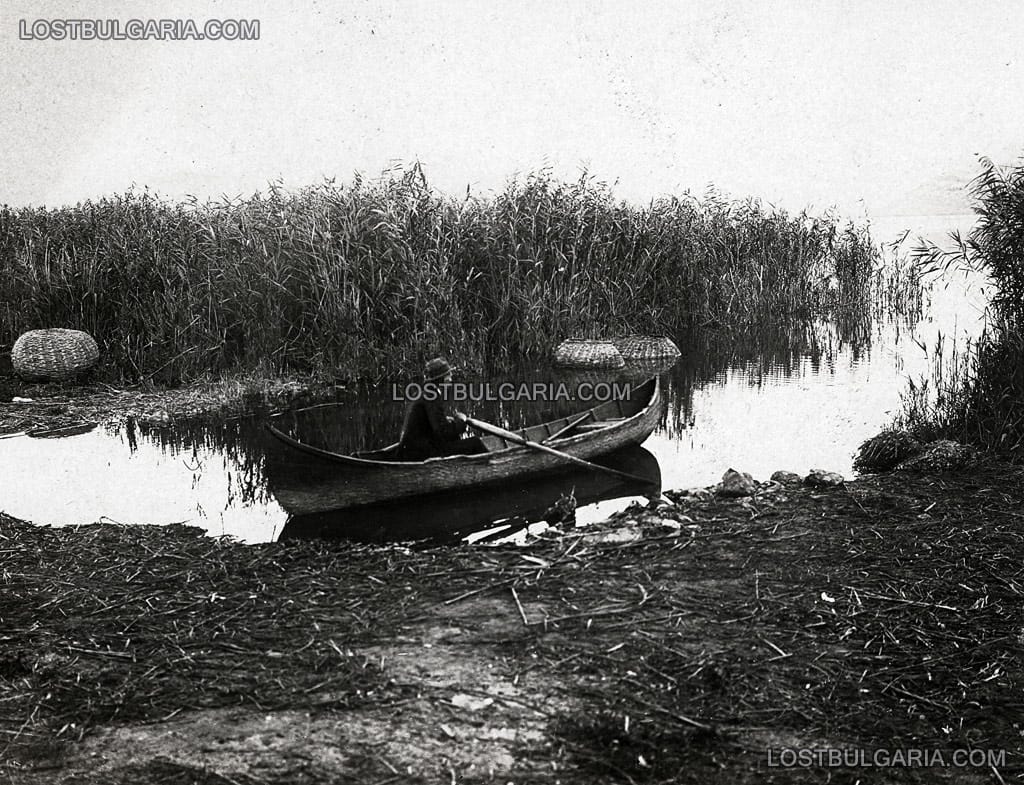 Лов на речни раци с плетени кошове, вероятно някъде в Македония, началото на ХХ век