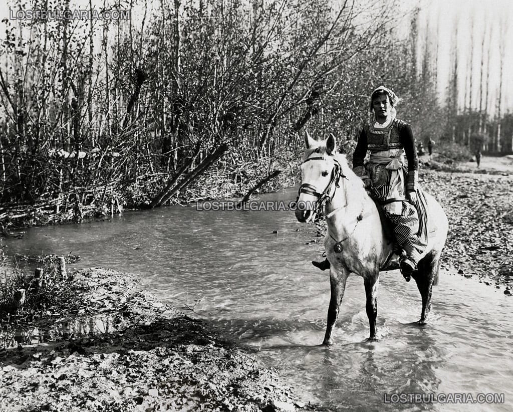 Момиче от Тетово в характерна носия, яздещо кон, началото на ХХ век