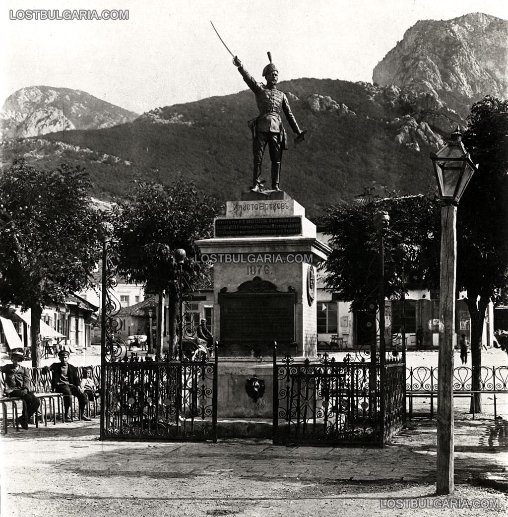 Паметникът на Христо Ботев на площада във Враца (открит в 1890 г. от Цар Фердинанд и Стефан Стамболов, сега - преместен и прибран в музея-Враца), началото на ХХ век