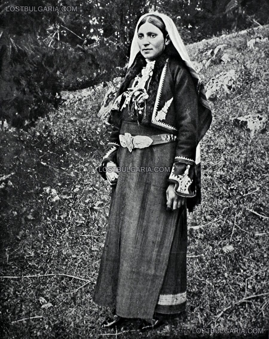 Родопчанка, облечена в характерна носия, края на ХIХ век