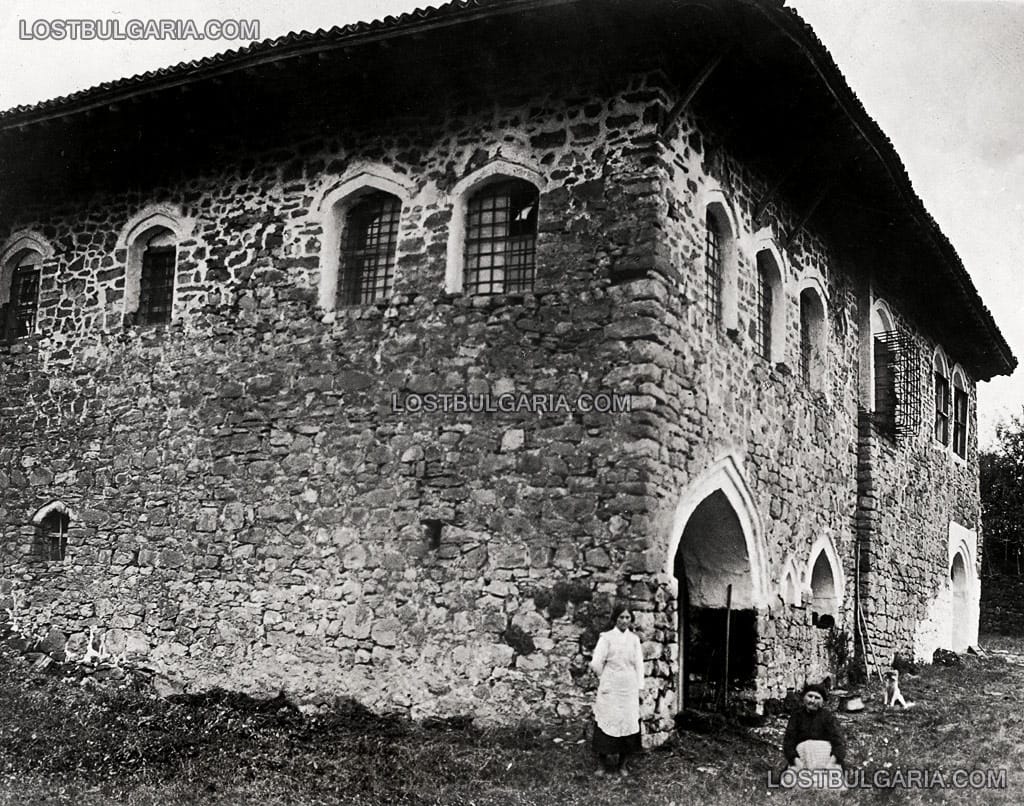 Две жени пред Болярската къща в село Арбанаси, началото на ХХ век