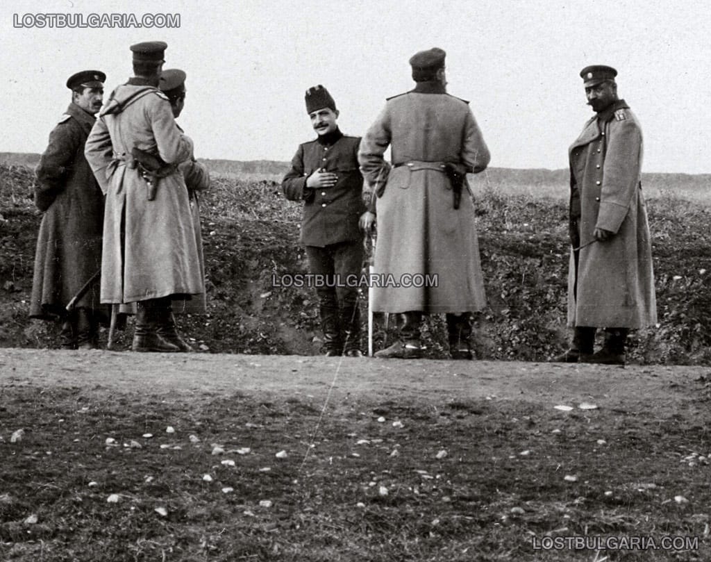 Български офицери разговарят с пленен турски паша