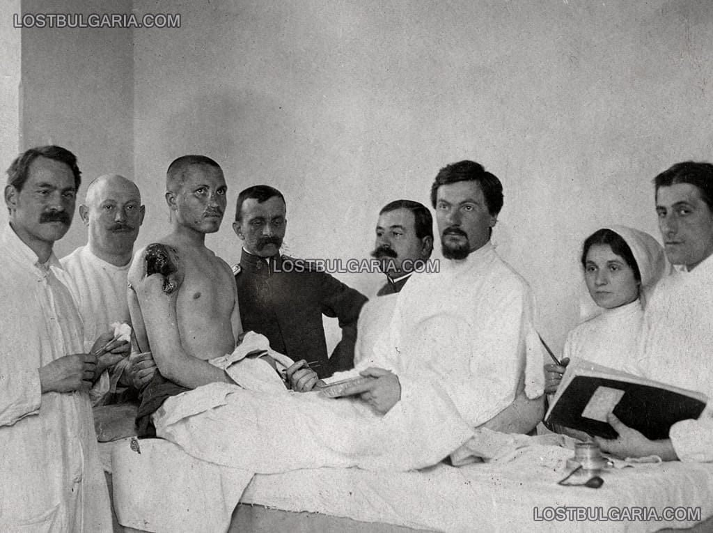 Екип от военни лекари по време на операция на ранен войник