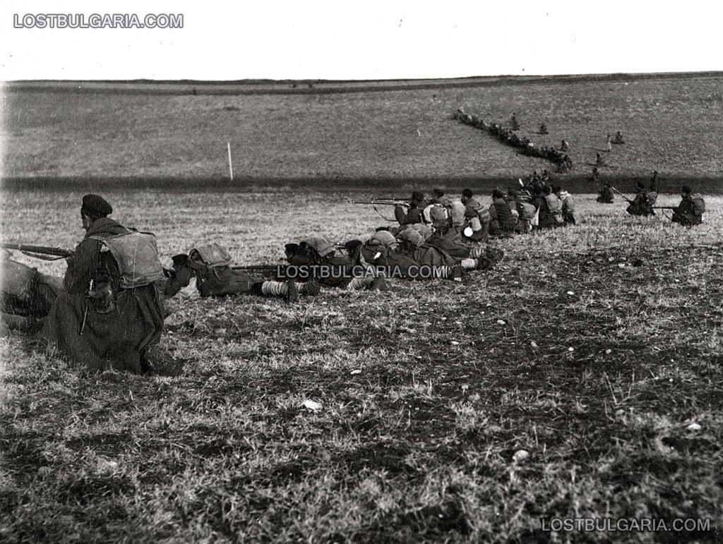 Българската пехота на позиция преди щурм, Чаталджа, 1912 г.