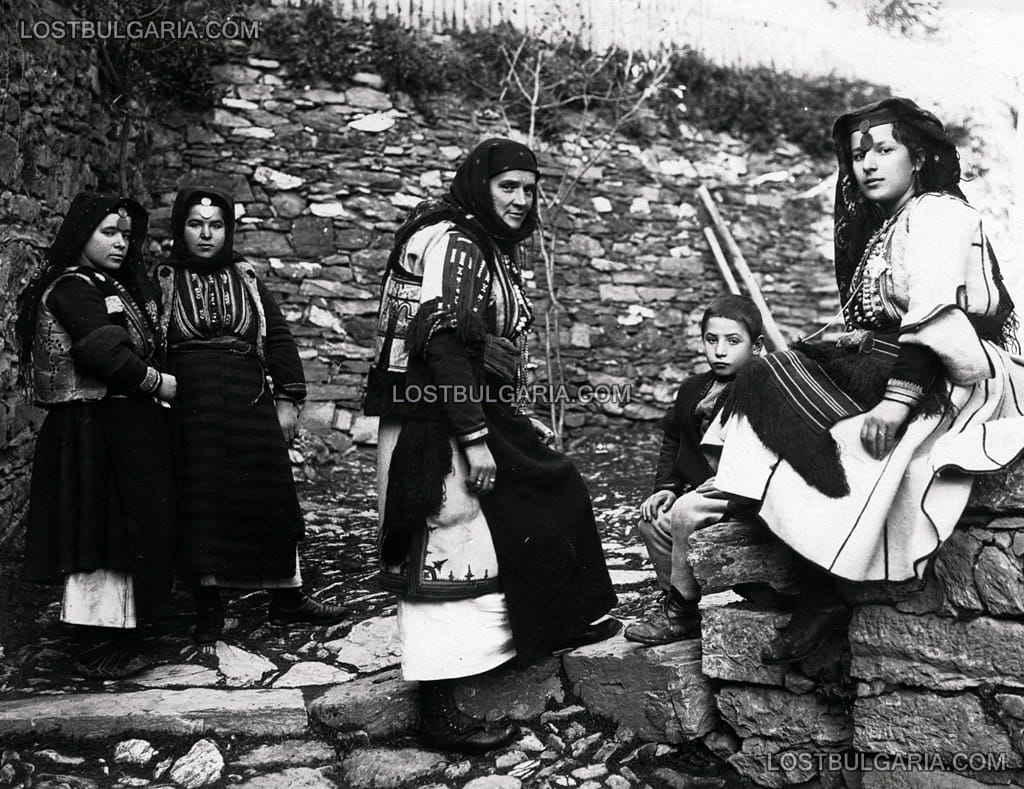 Жителки на село Галичник (Западна Македония), облечени в типични за селото носии, началото на ХХ век