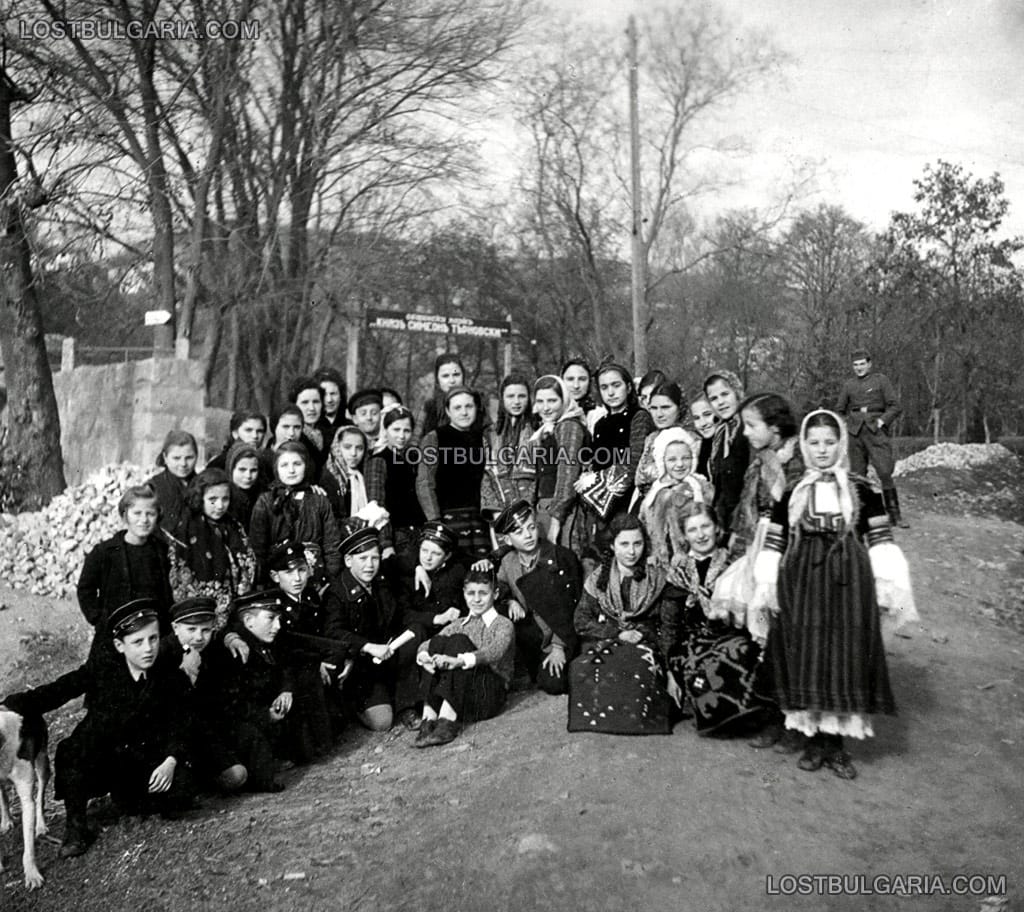 Деца, потомци на бежанци от Егейска Македония, Свети Врач, около 1942 г.