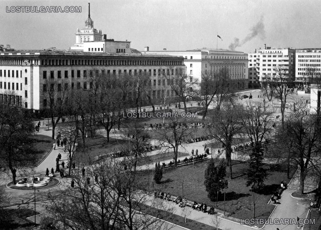 София, градската градина между Народния театър, БНБ и мавзолея, 60-те години на ХХ век