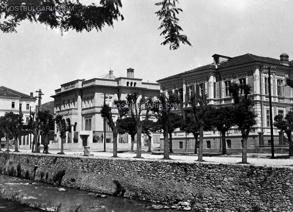 Битоля, сградите на Българска народна банка и гимназията, 40-те години на ХХ век