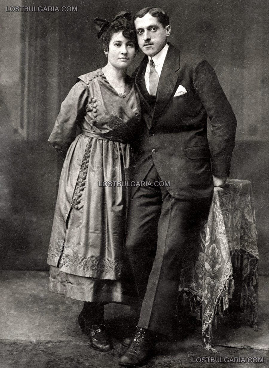 Млада двойка български евреи, надписана: "Годежът на Сами и Беки, февруарий 1919 г."