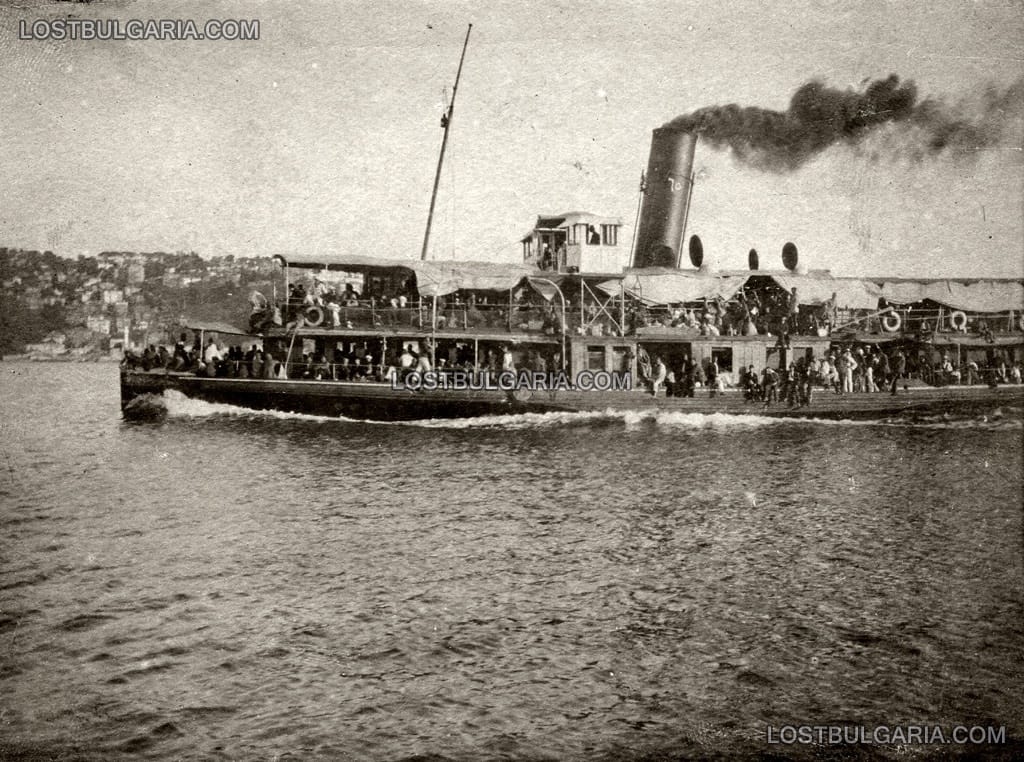 Туристически параход в Босфора, погледнат от квартал Бебек, Цариград, началото на XX век