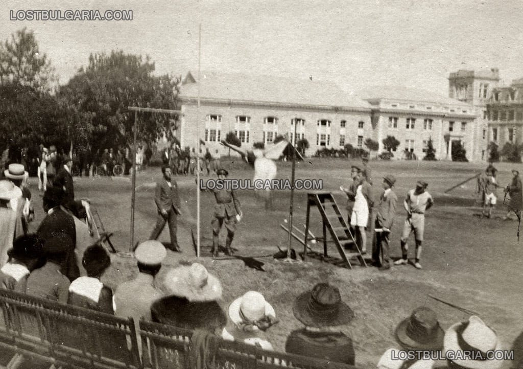 Цариград, спортни упражнения (състезание) в двора на Робърт колеж, началото на XX век