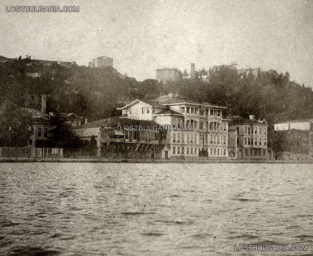 Сгради по крайбрежната улица на квартал Бебек, Цариград, горе на хълма - Робърт колеж (днес Bosphorus University), началото на XX век